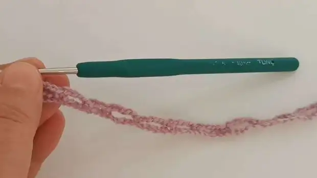 Свяжите красивый узор — он состоит всего лишь из 2 рядов, вяжется легко и с удовольствием! А в результате получаются красивые цветочки — идеальный узор для лёгкого шарфика, шали и не только!-5