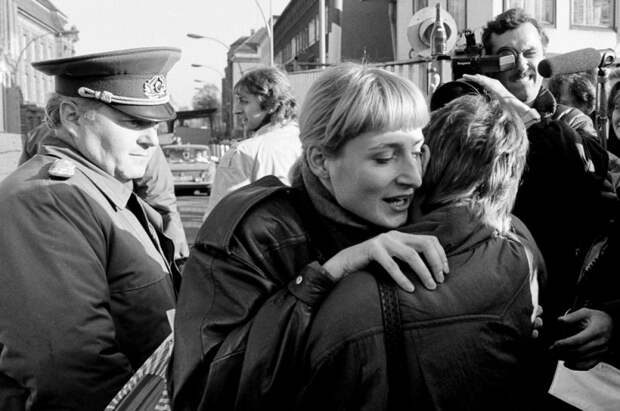 Жители Восточного и Западного Берлина обнимают друг друга у КПП на Инвалиденштрассе.