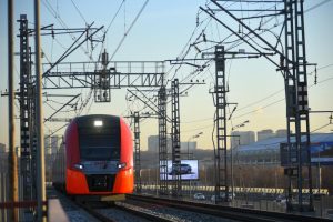 Разметка для соблюдения дистанции стала появляться в вагонах МЦК и метро. Фото: Александр Кожохин, «Вечерняя Москва»