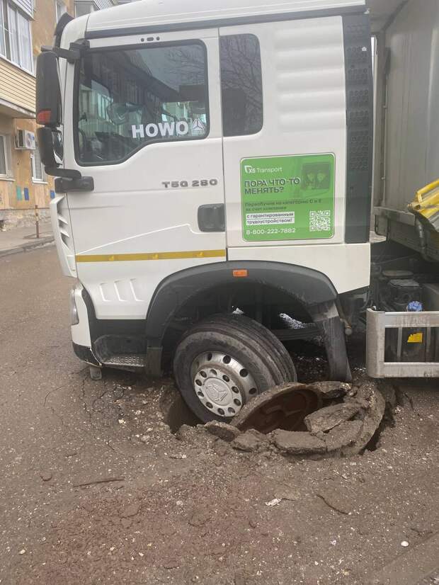 В Рязани грузовик провалился колесом в люк на дороге
