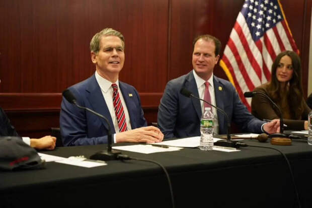 Бессент обещает сопровождать танкеры через Ормузский пролив, но не сейчас