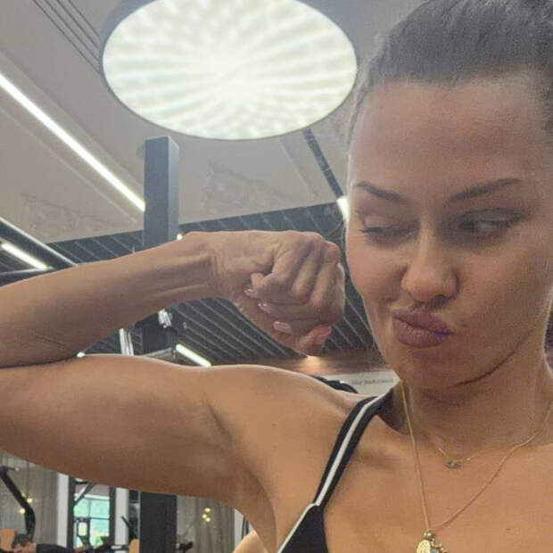 Боню высмеяли за фото с бицепсом со словами «Сталлоне отдыхает»