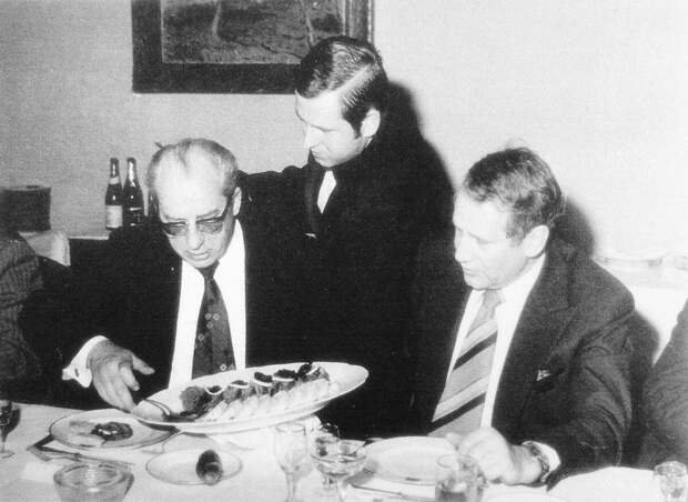 Главы дружеских разведок на обеде в КГБ в апреле 1978 г.: Милош Хладик и Маркус Вольф.  Все фото взяты из открытых чешских источников
