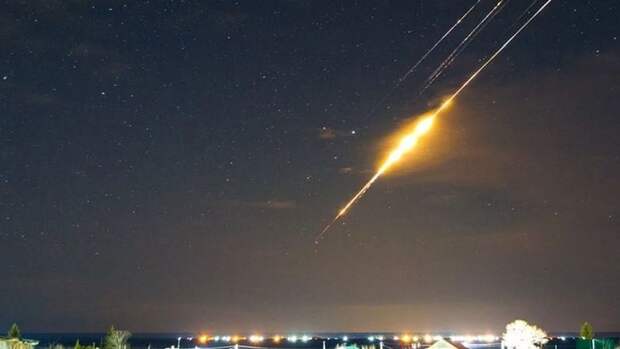 Жители Урала наблюдали в ночном небе сгорающую ступень ракеты