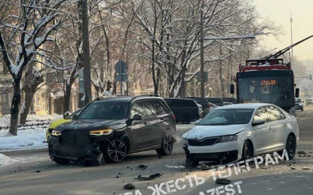 В Туле на Первомайской столкнулись BMW и Skoda