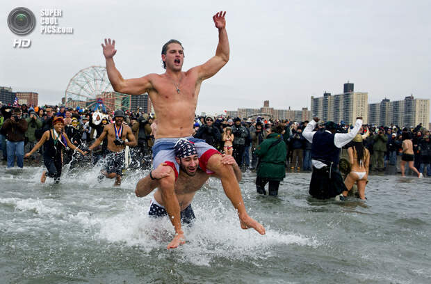 США. Нью-Йорк. 1 января. Во время ежегодного заплыва «Белых медведей» в честь Нового года. (AP Photo/Craig Ruttle)