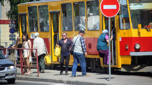 В Барнауле изменили движение трамваев из-за обрыва контактного провода