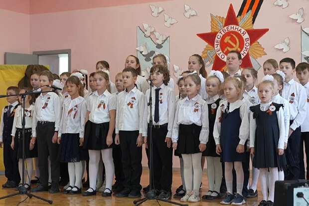 Учащиеся одной из школ города Мариуполя дали праздничный концерт для ветеранов ВОВ и военнослужащих ВС РФ в честь Дня Победы