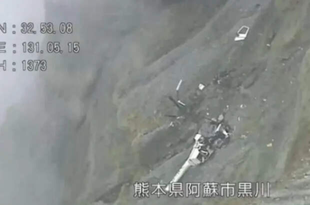 Появились жуткие кадры рухнувшего вертолета в жерло активного вулкана Асо