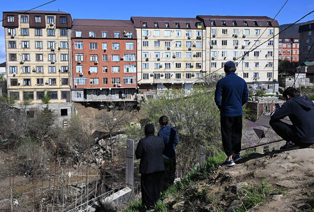 Водитель экскаватора спас район в подтопленном дагестанском селе