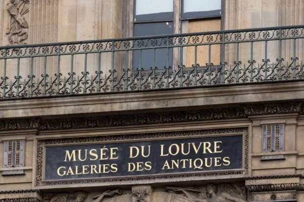Le Parisien: двух сотрудников Лувра задержали за мошенничество с билетами