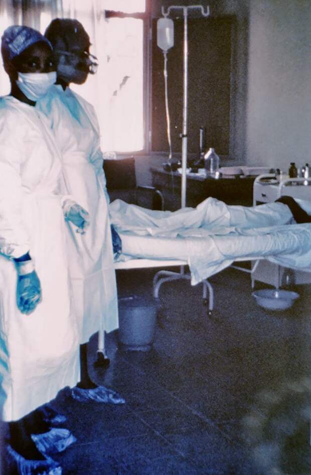 3. Медсестра Маинга Н'Сека во время вспышки лихорадки Эбола в 1976 году. Медсестра заразилась и умерла вскоре после того как был сделан этот снимок жуткие моменты, за мгновение до, за секунду до, за секунду до смерти, катастрофы, печальные кадры, трагедии