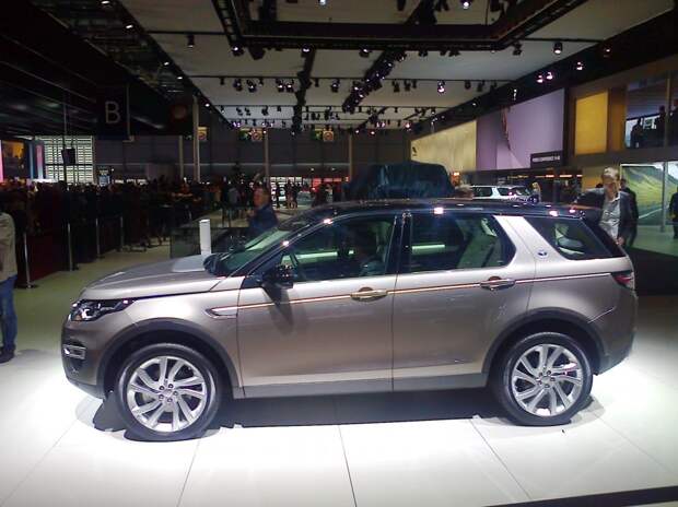 Land Rover представил в Париже "Дискавери Спорт"