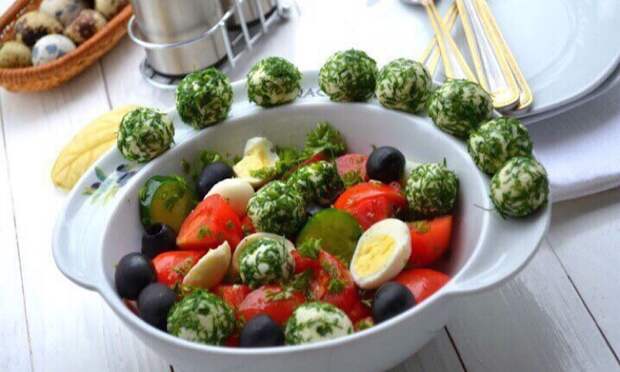 Отменный овощной салат с сырными шариками