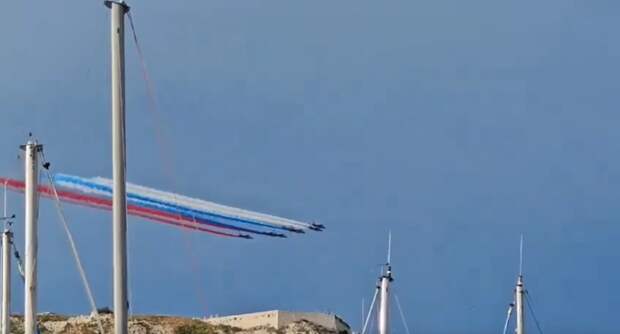 Во Франции на праздновании небо окрасилось в цвета российского флага