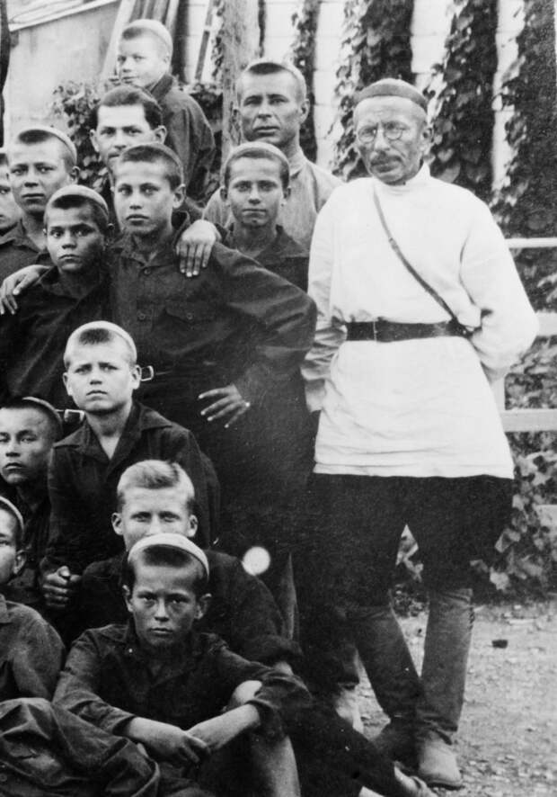 Антон Семенович Макаренко (1888-1939) с героями своих книг. Фото: ТАСС