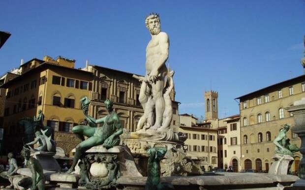 Площадь начала принимать нынешний вид с 1268 года и сегодня является одной из самых красивых в Италии.