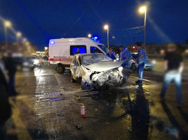 Самопроизвольный развод моста в Петербурге покалечил трех водителей