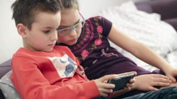 Дети не слушались маму, играя в телефоне до ночи. Женщина придумала систему баллов в качестве воспитания