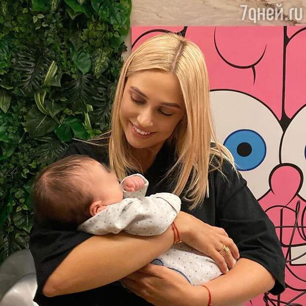 «Давно пора!» Наталья Рудова с младенцем на руках очаровала фанатов