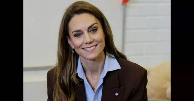 Кейт Миддлтон в брючном костюме посетила начальную школу в Лондоне