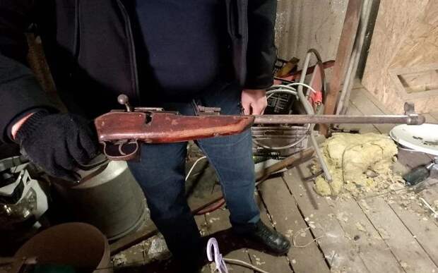 Рязанец нашел в лесу винтовку и спрятал на чердаке, ему грозит срок