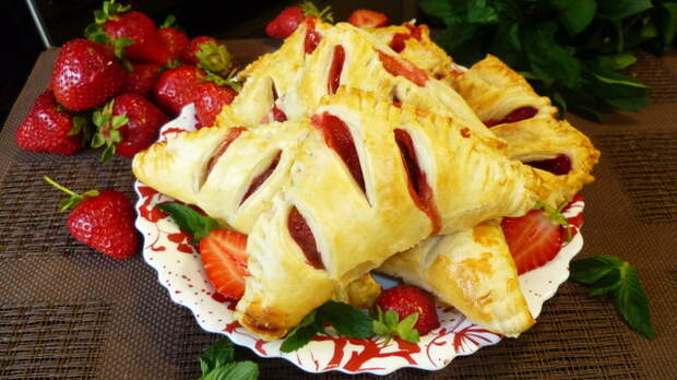 Фото к рецепту: Слойки с клубникой Фото к рецепту: Слойки с клубникой