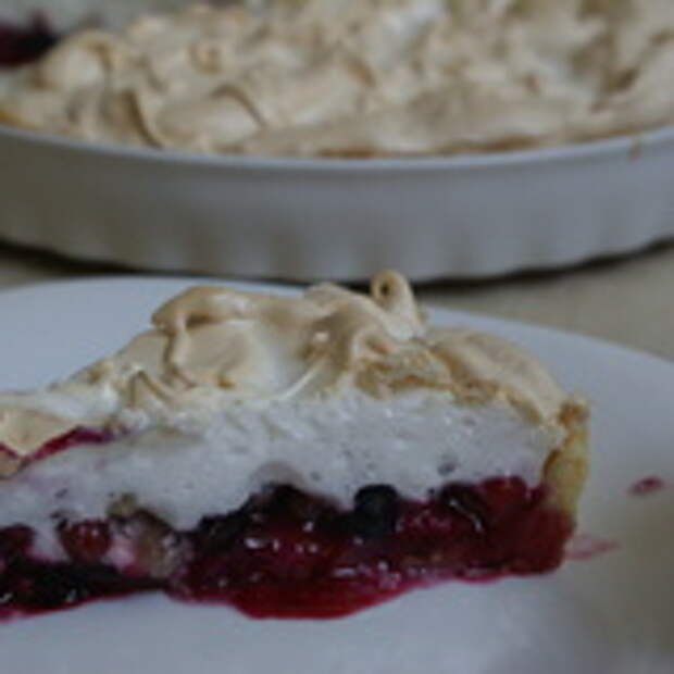 Пирог со смородой и безе