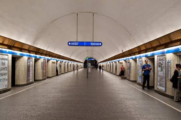 Петроградская - наша первая станция типа "горизонтальный лифт" метро, питер, подземка
