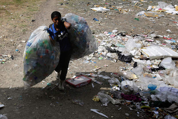 Местная жительница Мария Вените уже 12 лет собирает городской мусор, а именно — пластиковые бутылки, которые затем подвергаются переработке. Она зарабатывает от 6 до 8 долларов в день. Панама-Сити, март 2014 года. 