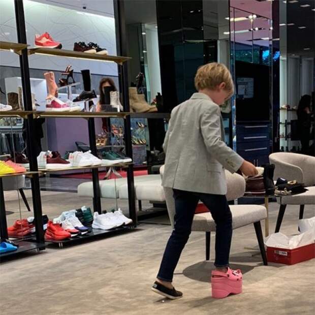 Balenciaga создала кроксы на платформе за 850 долларов