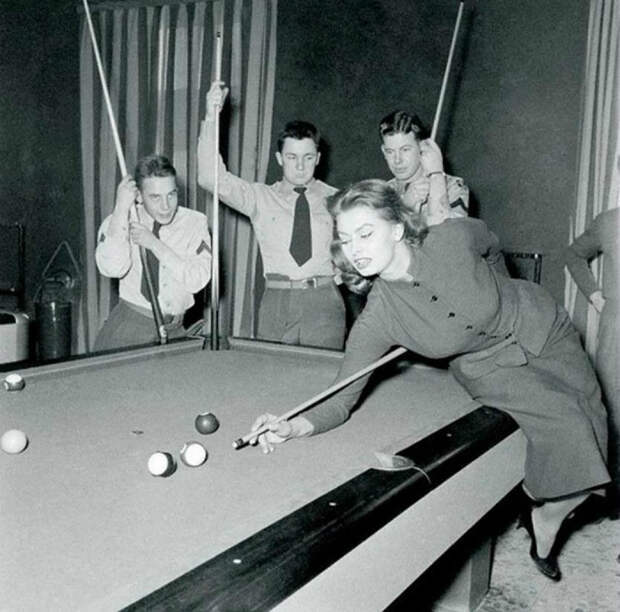 Софи Лорен играет в бильярд с американскими солдатами, 1954 год.