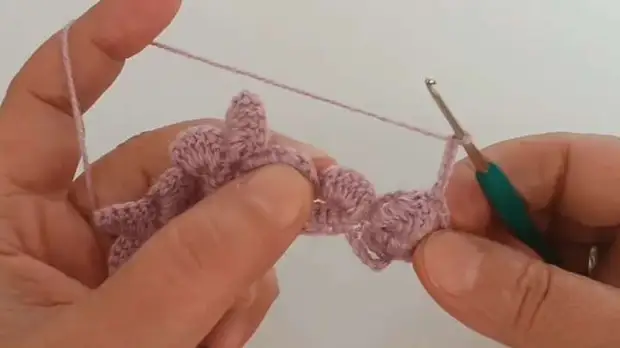 Свяжите красивый узор — он состоит всего лишь из 2 рядов, вяжется легко и с удовольствием! А в результате получаются красивые цветочки — идеальный узор для лёгкого шарфика, шали и не только!-10