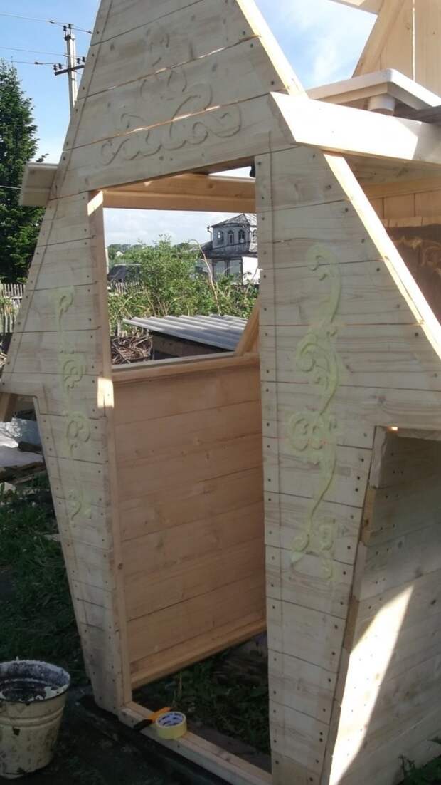 Просто и легко резной деревянный туалет в процессе летнего творческого отдыха дача., ландшафтный дизайн, резьба по дереву, своими руками, строительство