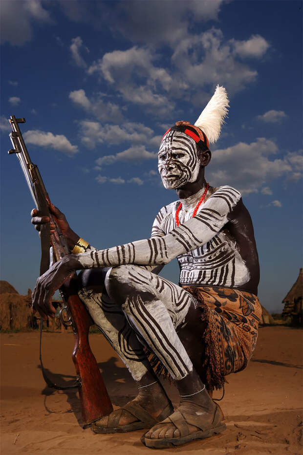 Фотограф сделал великолепные портреты воинов мурси из долины Омо в Эфиопии 