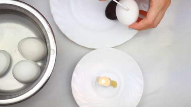 Как легко и просто покрасить пасхальные яйца в горошек