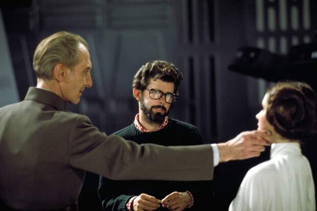 Джордж Лукас снимает сцену, в которой принимают участие Питер Кушинг и Кэрри Фишер звездные войны, съемка, фотография, эпизод IV