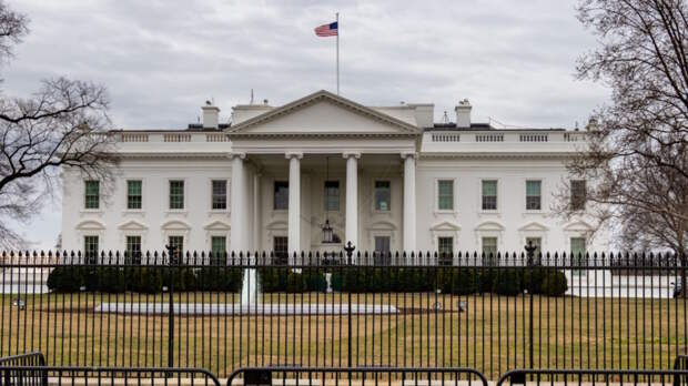 Белый дом назвал решение США ослабить санкции против нефти из России краткосрочным