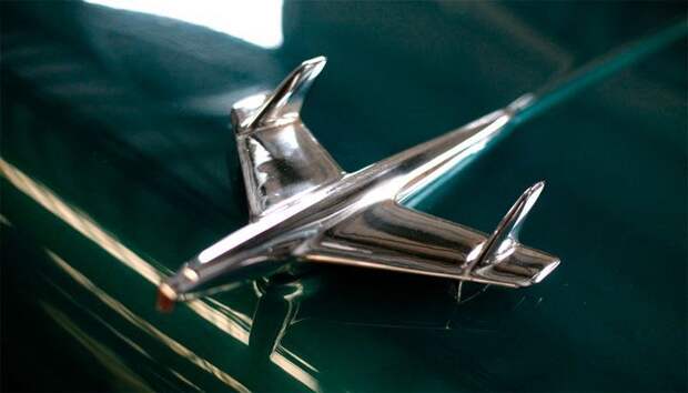 Автомобильные эмблемы на капотах (33 фото)