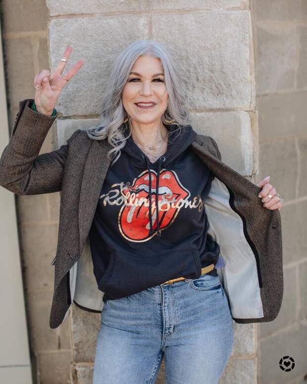 Одеться так, чтобы выглядеть моложе, это не означает, что нужно выбирать молодежные вещи или покупать одежду исключительно из последних коллекций.-4