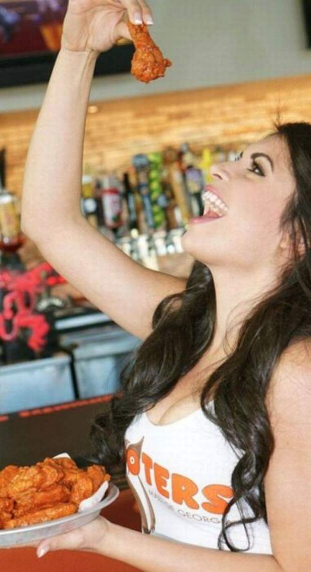 Симпатичные девушки из ресторана HOOTERS (46 фото)