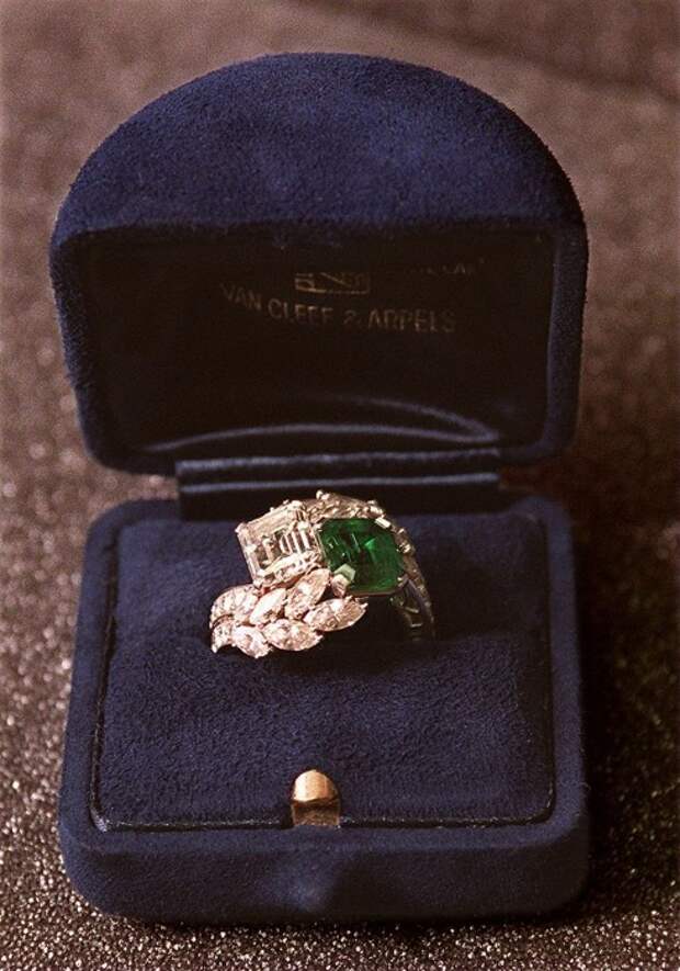 Обручальное кольцо Джеки Кеннеди с изумрудом и бриллиантами Van Cleef & Arpels. \ Фото: revistalofficiel.com.br. Обручальное кольцо Джеки Кеннеди с изумрудом и бриллиантами Van Cleef & Arpels. \ Фото: revistalofficiel.com.br.
