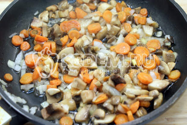 На 2 ст. ложках растительного масла обжарить половину мелко нашинкованного лука, кружочками нарезанную морковь и ломтиками нарезанные грибы. Обжаривать 2-3 минуты.  - Перцы фаршированные рисом и грибами. Фото рецепт приготовление постных фаршированных перцев рисом, грибами и овощами.