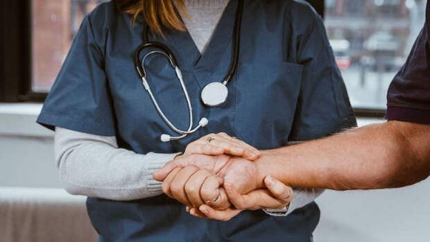 Медсестра могла заразить коронавирусом в Евпатории 19 человек