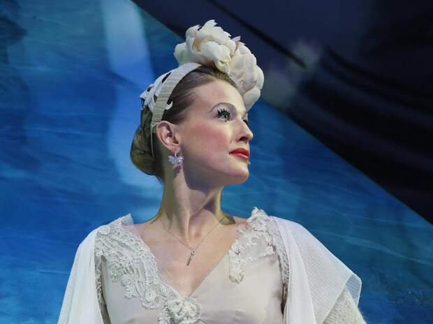 Софья Эрнст в платье невесты и рокер Олег Меньщиков на показе в загсе