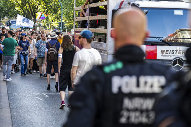 В Германии политик АдГ укусил за ногу протестующего во время драки