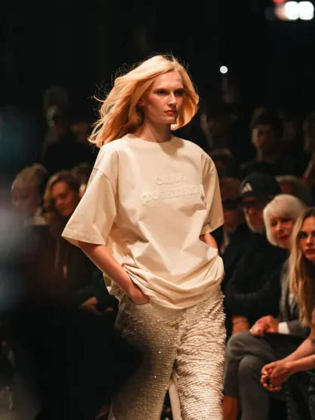 Алекс Консани на показе Stella McCartney весна-лето — 2026