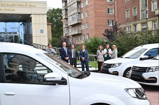 Андрей Травников накануне Дня знаний вручил ключи от автомобилей многодетным семьям