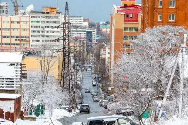 Не опять, а снова: апрельский снег ненадолго украсил Владивосток.