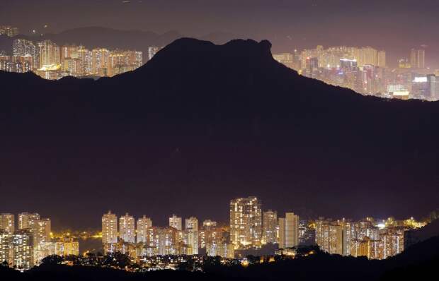 Ночной вид с горы Лайон Рок. Фото - Квок Куи Андус Це (Гонконг), одно из призовых мест в категории "города и природа" дикая природа, лучшие снимки, лучшие фотографии, победители конкурса, фотографии природы, фотоконкурс, фотоконкурсы. природа